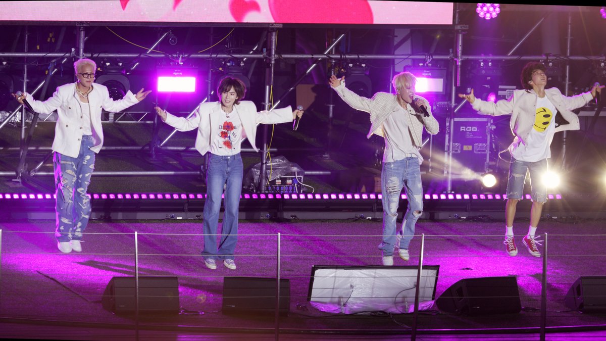 WINNERRockMusic's tweet photo. https://t.co/DkZ6gRI9nF
20220710 위너 WINNER 4th MINI ALBUM [HOLIDAY] 발매 기념 게릴라 공연
릴리 릴리(REALLY REALLY)
밀리언즈 (MILLIONS)
I LOVE U 아이러브 유 
공허해 (empty)
EVERYDAY 에브리데이 Remix Ver. (뽕브리데이) 
끼부리지마 (Don’t Flirt) 
FAMILY 패밀리
HOLIDAY 홀리데이 https://t.co/PmuClcGaJL