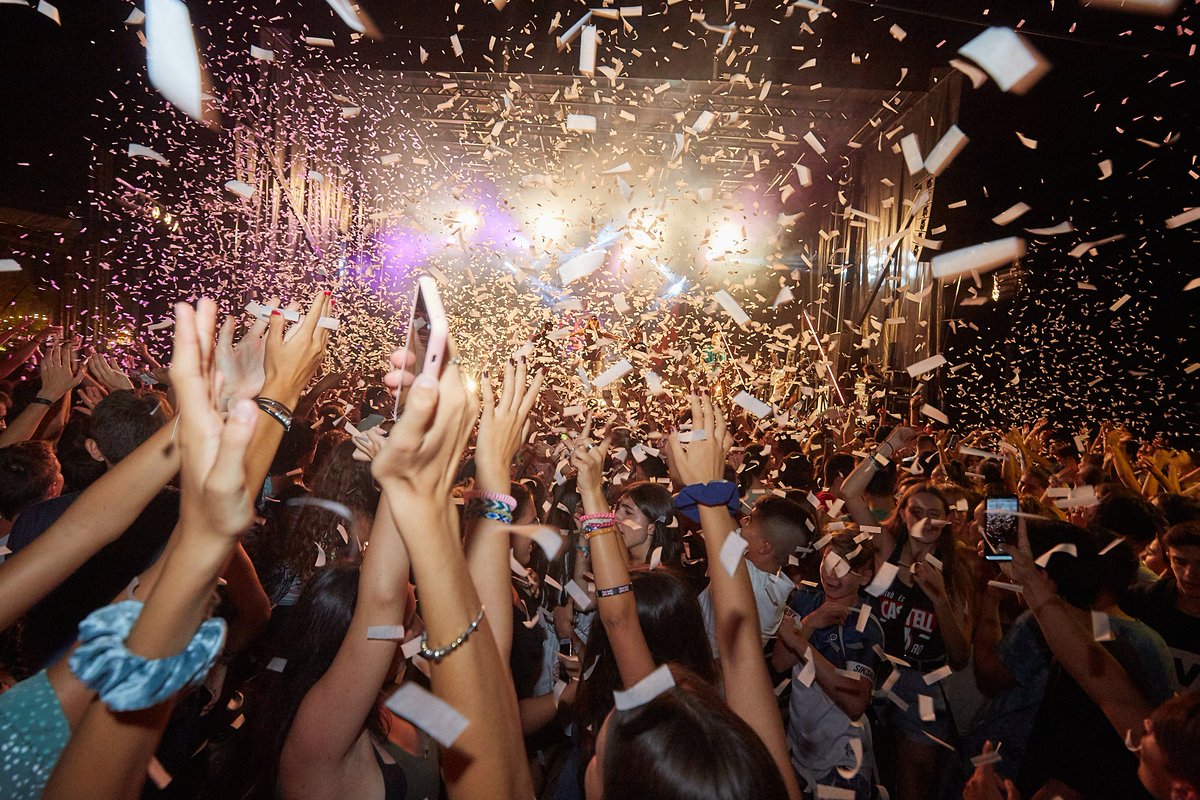 LA SANTA OBRE LES SEVES PORTES!! T'esperem a les 18h amb la millor gastronomia, música, artesania, moda, activitats infantils i amb el millor ambient de la Costa Brava 🔝

Ja tens clar com serà la teva foto sota la nostra gran icona? Recorda etiquetar-nos perquè la veiem!