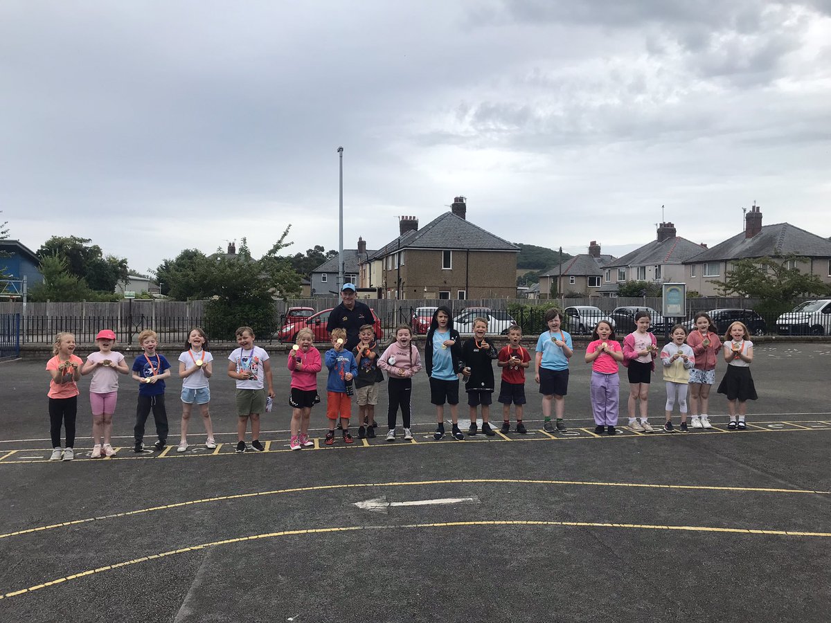 @YsgolCystennin at Ysgol Babanod this morning with two very special guests @LeshiaHawkEye and @suewellspt joining in our @Chance2Shine session with the children @CricketWales a great morning’s cricket