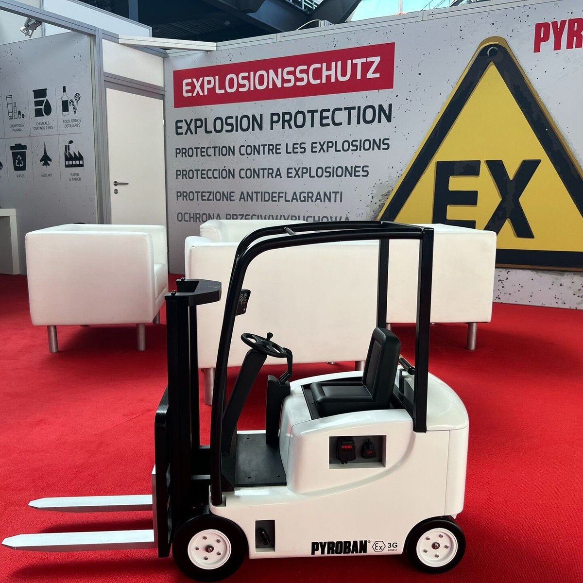 MolokiniUK's tweet image. Striking #design is part of our DNA! And the June return of shows like @RailLive, @hillheadshow, @IATA and #Logimat2022 gave us the opportunity to support our clients with some fresh designs.