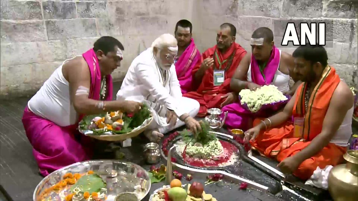 ANI's tweet photo. Prime Minister Narendra Modi offers prayers at Baba Baidyanath Temple in Deoghar, Jharkhand. https://t.co/wvIyQSP6a0