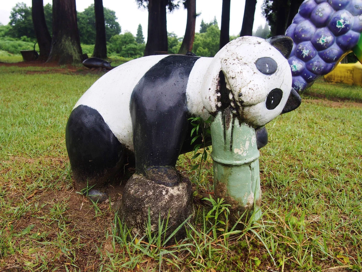 【衝撃】夜に見たら恐怖…新潟県長岡市川口運動公園にいる笹にかじりつくパンダ。