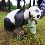 【衝撃】夜に見たら恐怖…新潟県長岡市川口運動公園にいる笹にかじりつくパンダ。