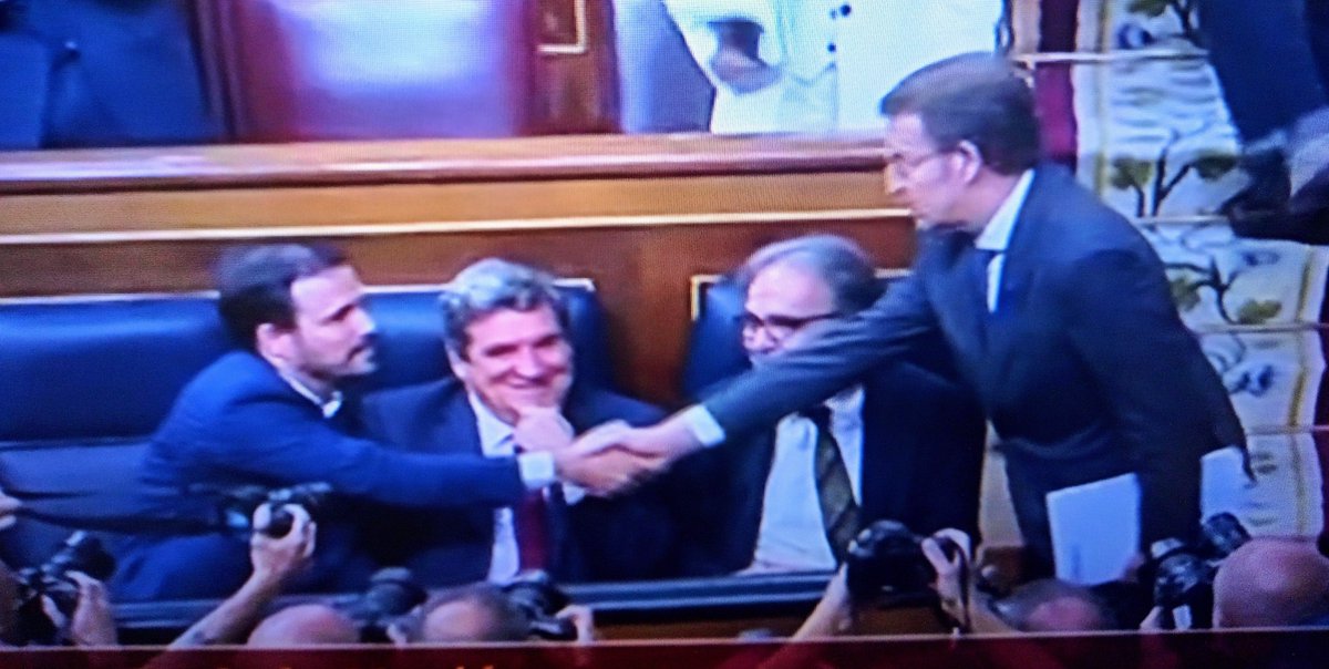 gancho213's tweet photo. Ahora vas y votas a PP.
Una imagen vale más que mil palabras. El primer moviendo que ha hecho Feijo nada más entrar al congreso. https://t.co/DEDoagc6l4