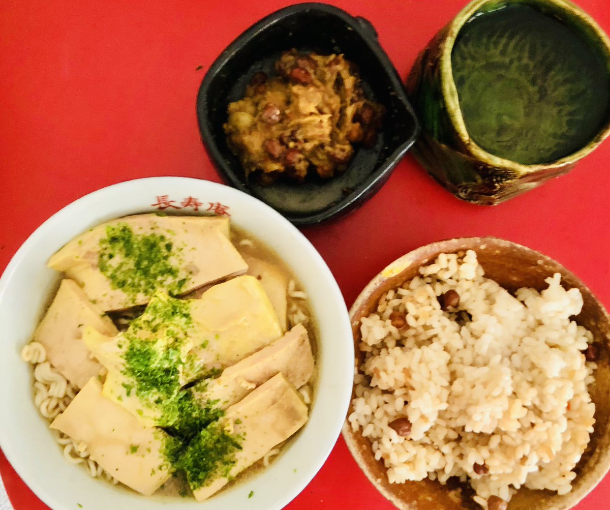 夕飯 チャーシューメン定食 チャーシューは牛ハツモトで代用 食感はキノコや貝に近い スープは自家製豚骨スープに市販の素 小皿はダルカレーの残り 美味😄