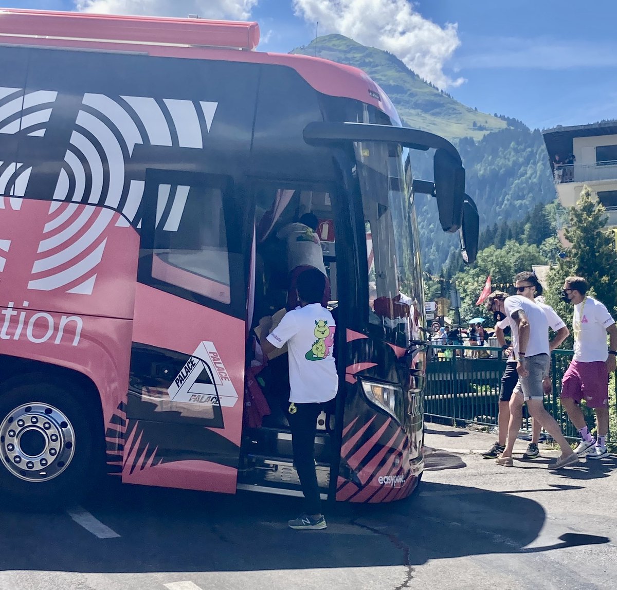 SophieSmith86's tweet photo. First it was Orica and now it is the EF bus that is very stuck. Blocking access for other team coaches to paddock at the beginning of stage 10. Hands at the ready to help. A lot of burnt rubber. #TDF2022 https://t.co/MmJmOxlfXx