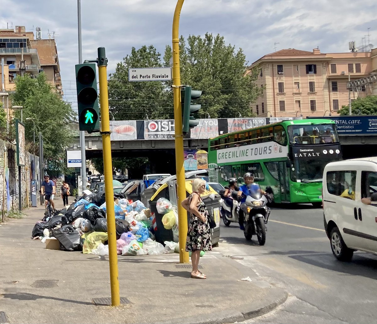 valeriabrigida's tweet photo. ROMAN HOLIDAY - GREENLINE TOUR …seriously?!? 🤔

#rifiuti #roma https://t.co/azPaOtLgSS