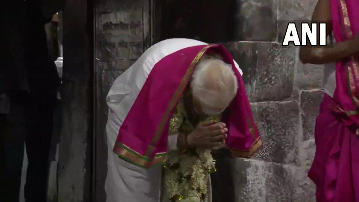 ANI's tweet photo. Prime Minister Narendra Modi offers prayers at Baba Baidyanath Temple in Deoghar, Jharkhand. https://t.co/wvIyQSP6a0