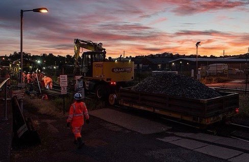 Quattro_Plant's tweet photo. Beautiful sunrise shots of Quattro at work by Damien Smith at Worcester Shrub Hill Railway Station. #weworkwhileyousleep #Quattroplant #Qarmy #DamienSmith #photography #railwaywork #road #rail #construction https://t.co/MsfF24eD9R
