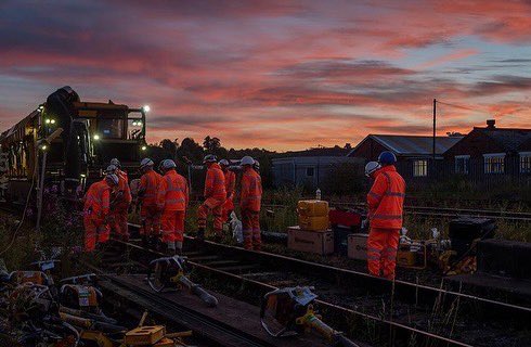 Quattro_Plant's tweet photo. Beautiful sunrise shots of Quattro at work by Damien Smith at Worcester Shrub Hill Railway Station. #weworkwhileyousleep #Quattroplant #Qarmy #DamienSmith #photography #railwaywork #road #rail #construction https://t.co/MsfF24eD9R