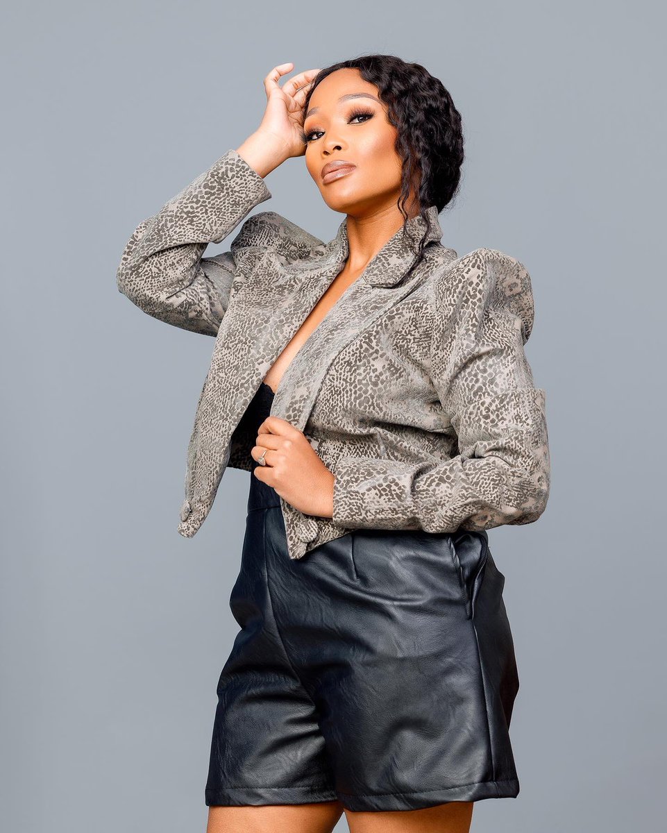 MillyMashile's tweet photo. Elegant, dashing, and daring 👑 

Dressed by: @_lolod__ 👌🏾 https://t.co/KcwmSSgpV1