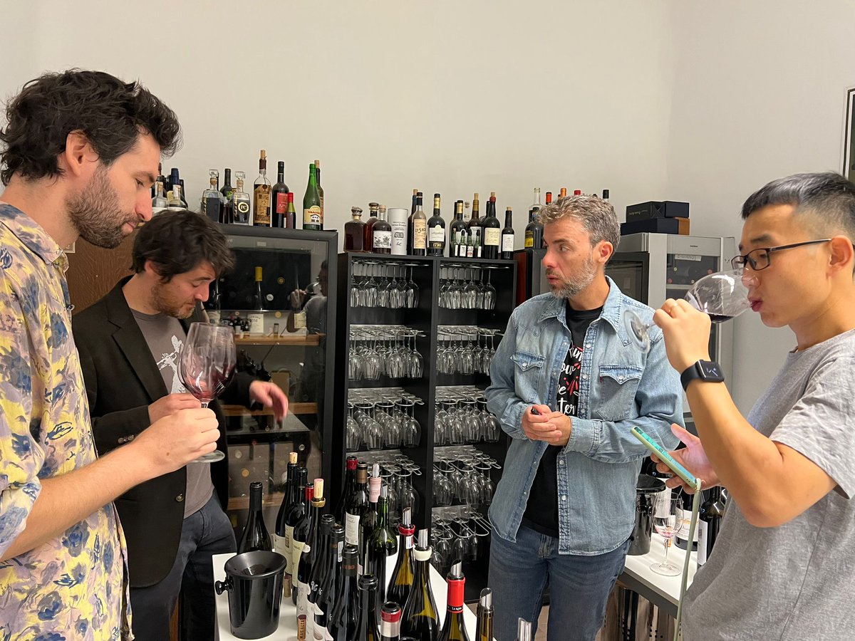 guiapenin's tweet photo. 👀Nuestro equipo de cata sigue muy concentrado, descubriendo cuáles son los mejores #vinos de España, que serán publicados en la Guía Peñín 2023. ¡Estad atentos!
#recata #GuíaPeñín2023 https://t.co/ONDqSEvW1A