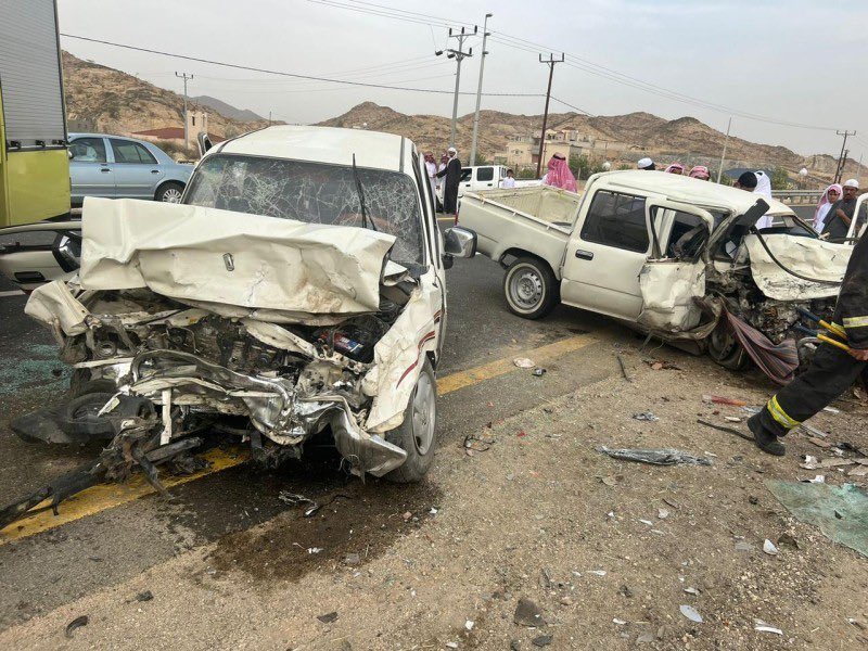 في حادث مروري مروع ..

وفاة مواطن واثنين من أبنائه، ومواطن رابع إثر اصطدام مركبتين وجهاً لوجه في أحد المنحنيات الخطيرة على طريق بيشة-البهيم . (عكاظ)

-