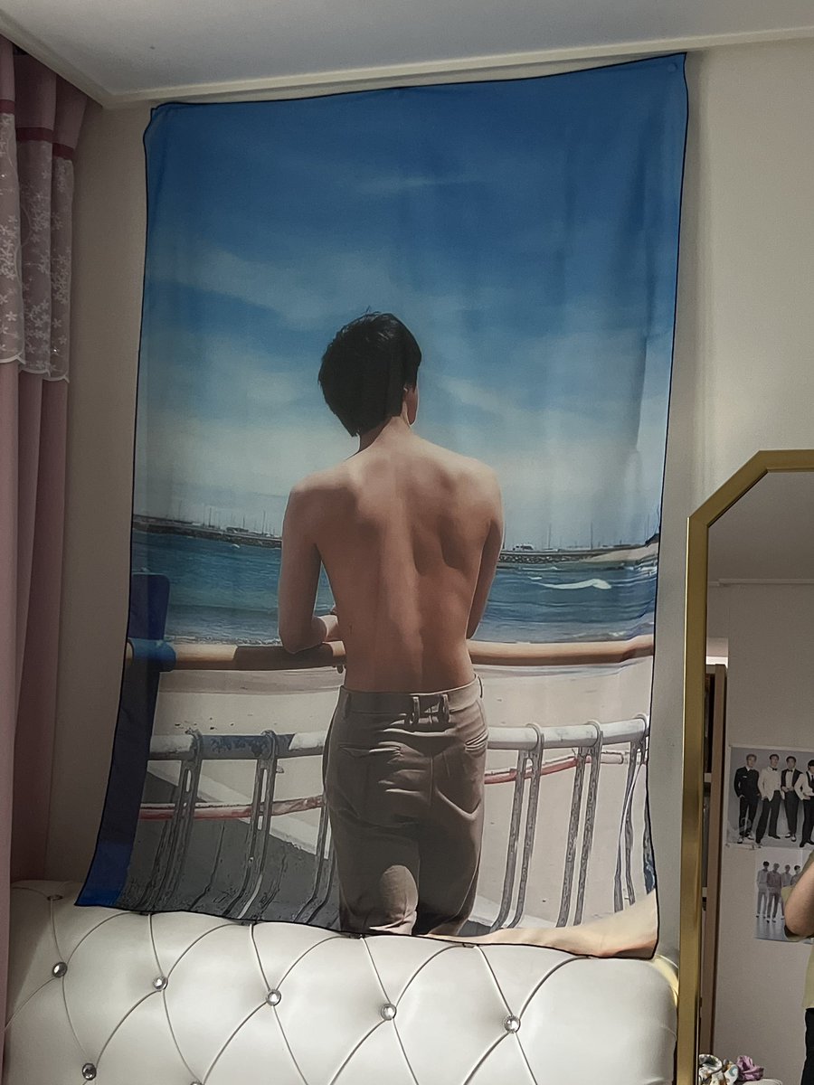 jjjjjin_of_bts's tweet photo. 아 창문에 했더니 바람땜에 들어가져서 침대위 벽에 붙이니 딱이네 🤭 석진아 어때? 🤣🤣🤣
#Moon_BTS #Yours_Jin #SuperTuna_Jin #JIN #방탄소년단진 @bts_twt https://t.co/HEdFrszu2x