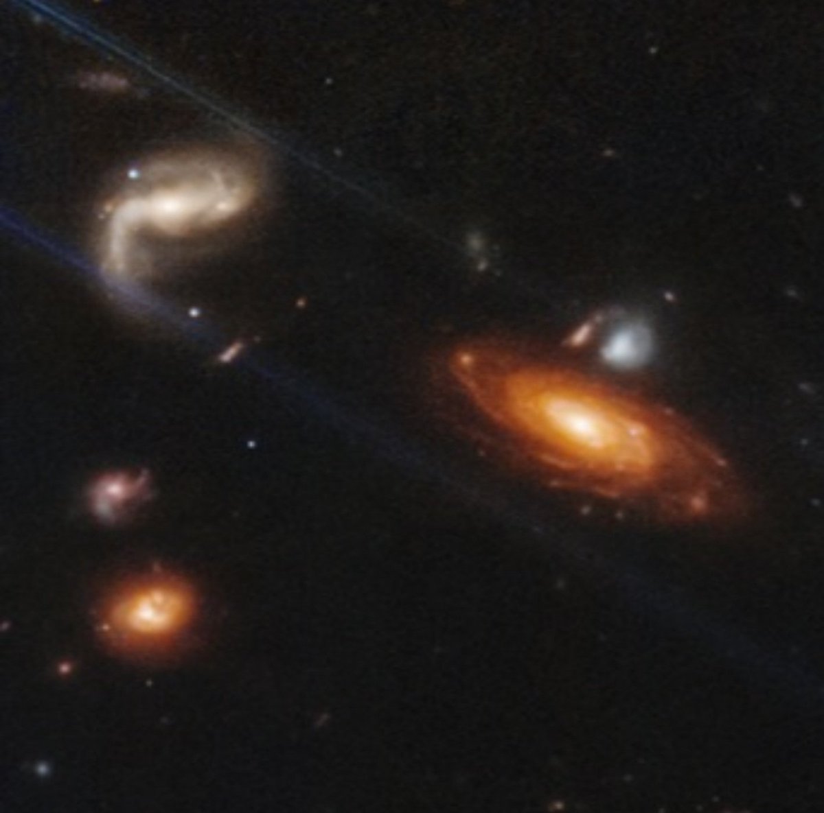 SpaceToday1's tweet image. Só para tentar ter noção da grandiosidade de tudo isso, nem que você passe a sua vida inteira dedicado apenas a essa foto divulgada ontem do James Webb você irá conseguir estudar e entender tudo que está nela, em cada detalhe uma nova descoberta!!! Isso é assustador ou não?