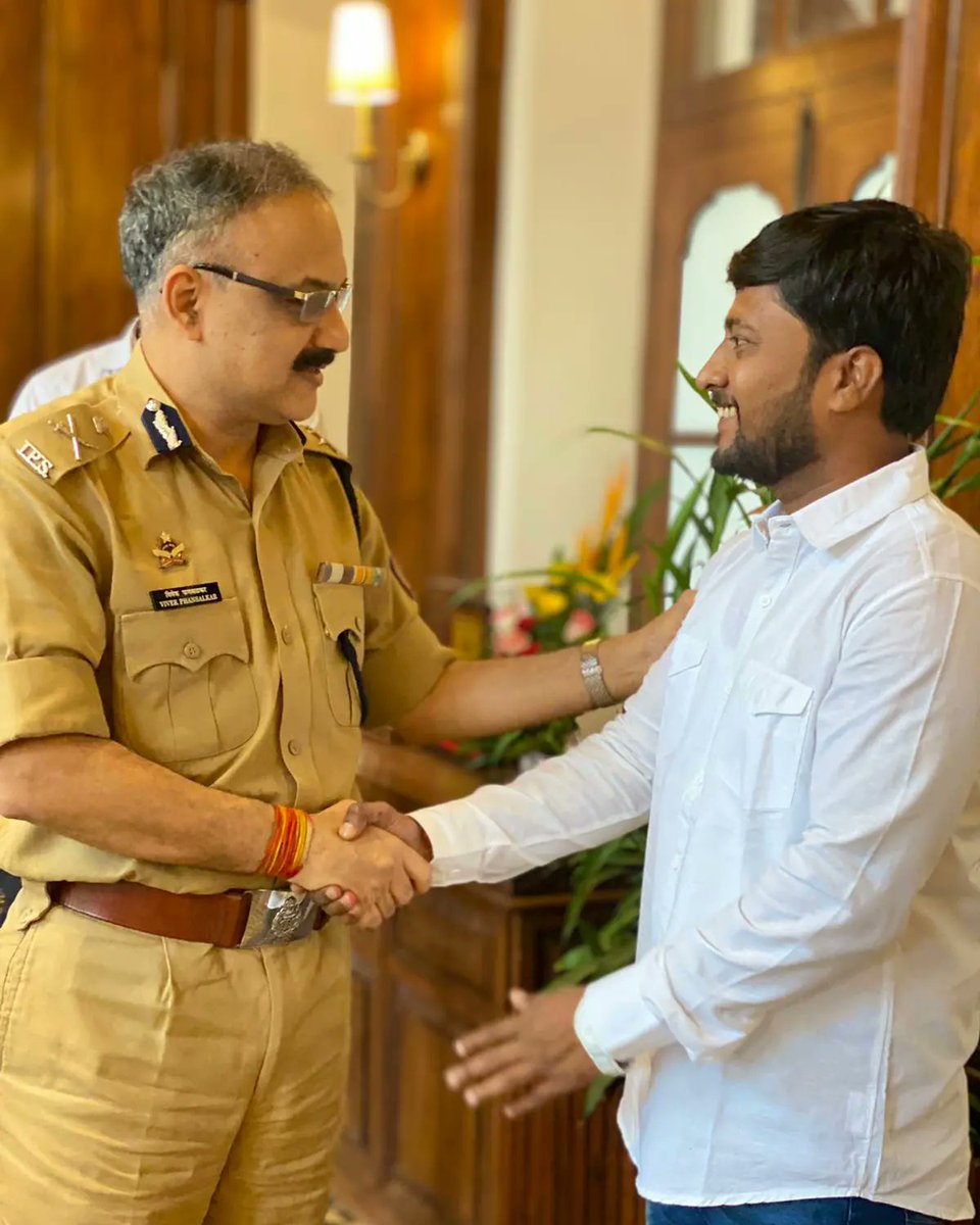 dubale_rahul's tweet photo. मा. मुंबई पोलीस आयुक्त @CPMumbaiPolice श्री.विवेक फन्सळकर साहेब यांची पाठीवर कौतुकाची थाप लढण्याची ताकत मिळते पोलीस पाल्यांच्या प्रत्येक अडचणी साहेबांनी सोडवल्या साहेबांचे भेटून अभिनंदन केले @Dev_Fadnavis @TawdeVinod https://t.co/EjVoaB9xfG