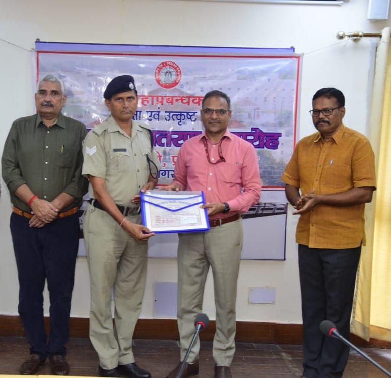 rpfncrjhs's tweet photo. आपरेशन जीवन रक्षा के तहत RPF/झांसी मंडल में ललितपुर स्टेशन पर तैनात HC कमलेश कुमार दुबे द्वारा अदम्य साहस का परिचय देते हुए बुजुर्ग महिला यात्री की जान बचाई थी जिस पर श्रीमान GM/NCR द्वारा माह का सर्वश्रेष्ठ कर्मचारी पुरस्कार प्रदान किया गया। @rpfncr @RailMinIndia @RPF_INDIA https://t.co/nJCqiYSDFU