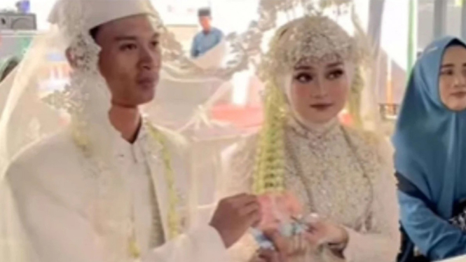 VIVAcoid's tweet photo. Bikin Iri, Pria Ini Nikahi Wanita Cantik Maharnya Rp250 Ribu https://t.co/MPfz8Lf29X https://t.co/fvB35Ju6BZ