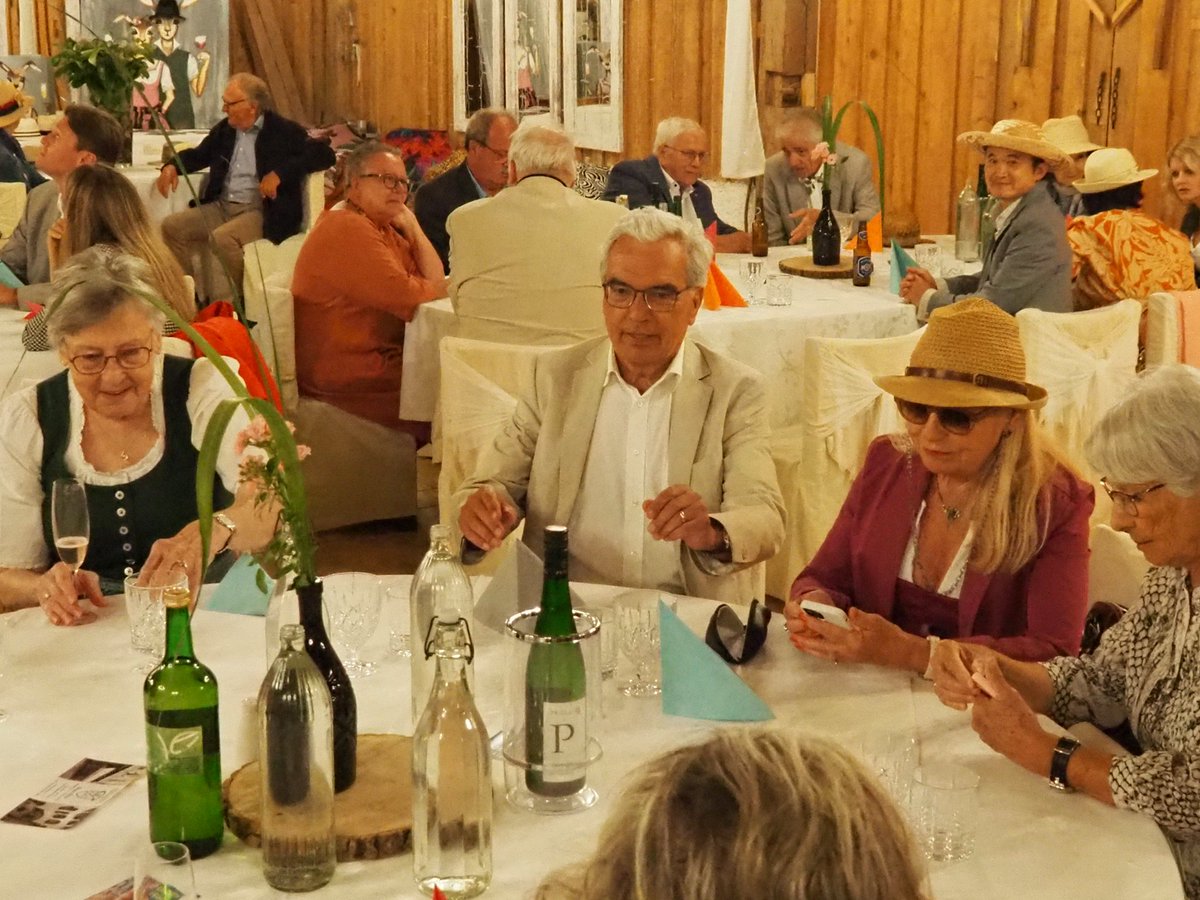 Grandioses Übergabemeeting 2022 unter dem Titel "Rotary trägt Hut": Präsident #ReinhardWaldenberger übergab das Amt an #ChristophPaukner und nahm dabei auf eleganteste Weise seinen Hut, O-Ton: "Es war mir eine Ehre, dem Rotary Clubs Linz-Altstadt in diesem Amt dienen zu dürfen."