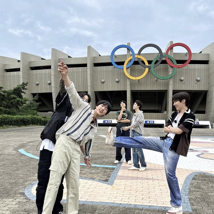 k___1992o0's tweet photo. 1人で写真撮りたいのに結局みんな映り込みに来ちゃう愛されジンニム好き https://t.co/hB6pKbosdH