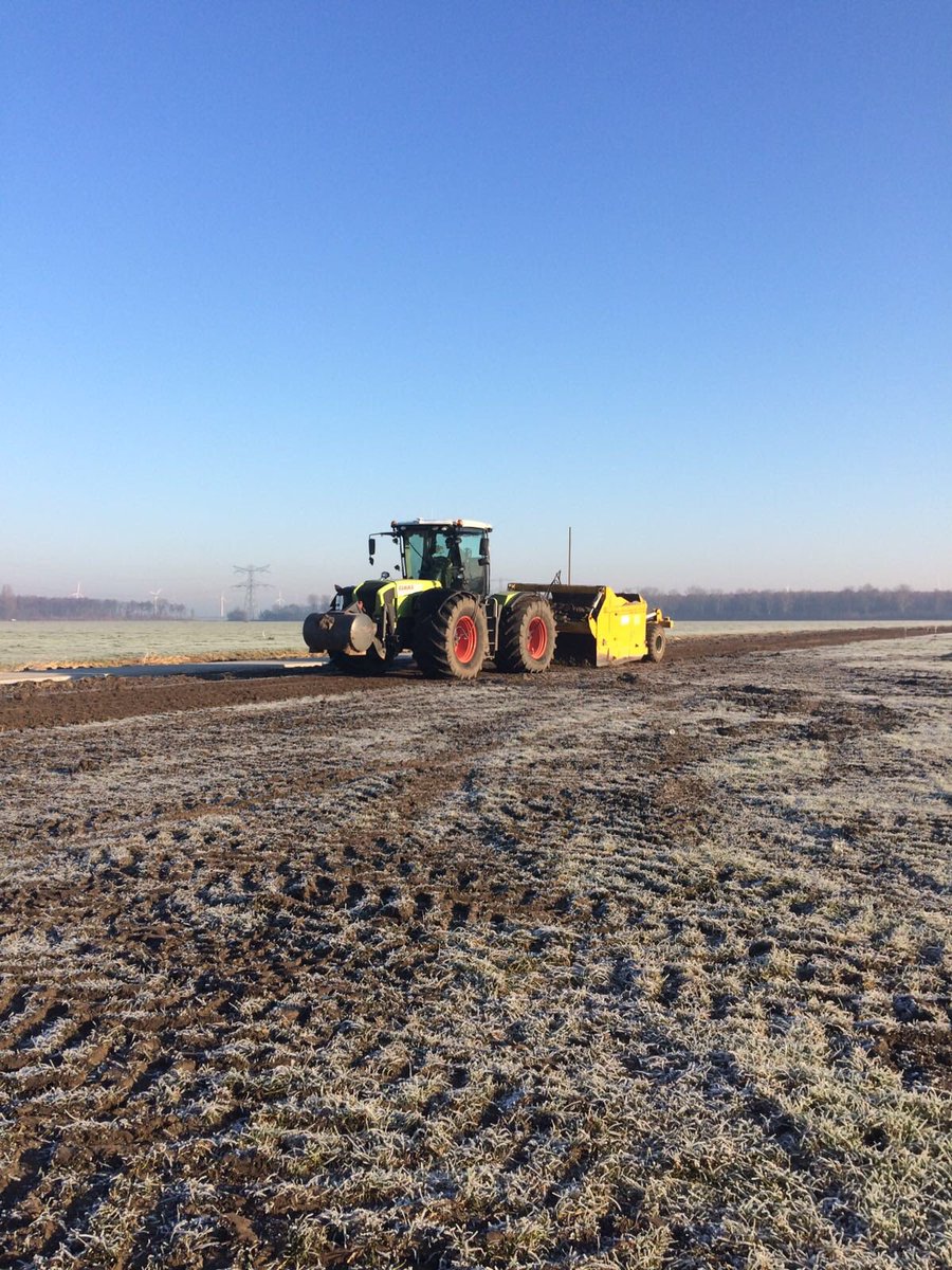 Het kilverseizoen begint weer. 😁😁Met 6 kilver- en dozerbak combinaties is er altijd een passende oplossing.
#akker #egaliseren #fendt #kilveren #loonwerk