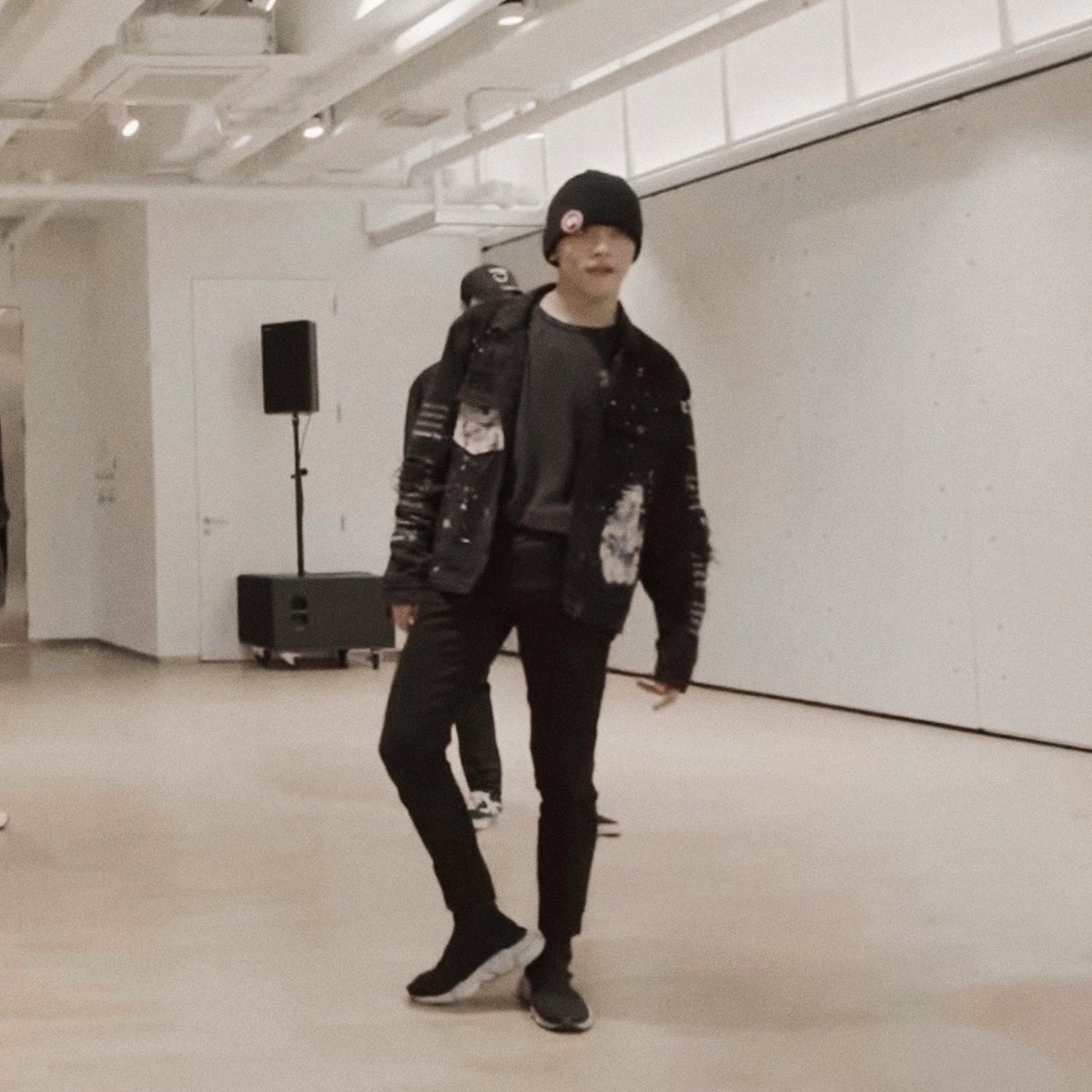 lhcdaily's tweet photo. haechan needs to wear beanies more often https://t.co/0hcq8tNTdF