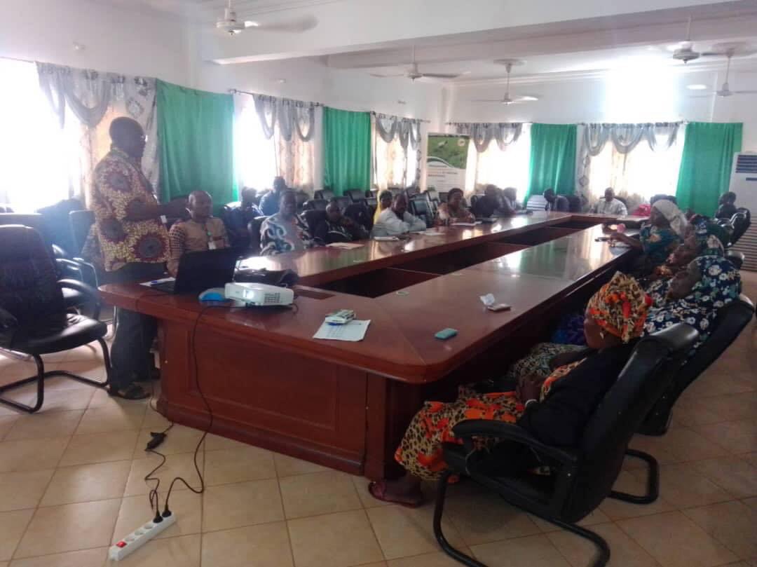 ONG_Amedd's tweet photo. Série de sessions de formation à l’intention des producteurs maraîchers et l'équipe du projet Accès à l'énergie durable pour tous et pour toutes (#AEDTT) dans plusieurs communes d’intervention dont Moro Moro. Les formations sont exécutées par #ONG_AMEDD et finances par #GERES. https://t.co/fg6BN7Y6Nl