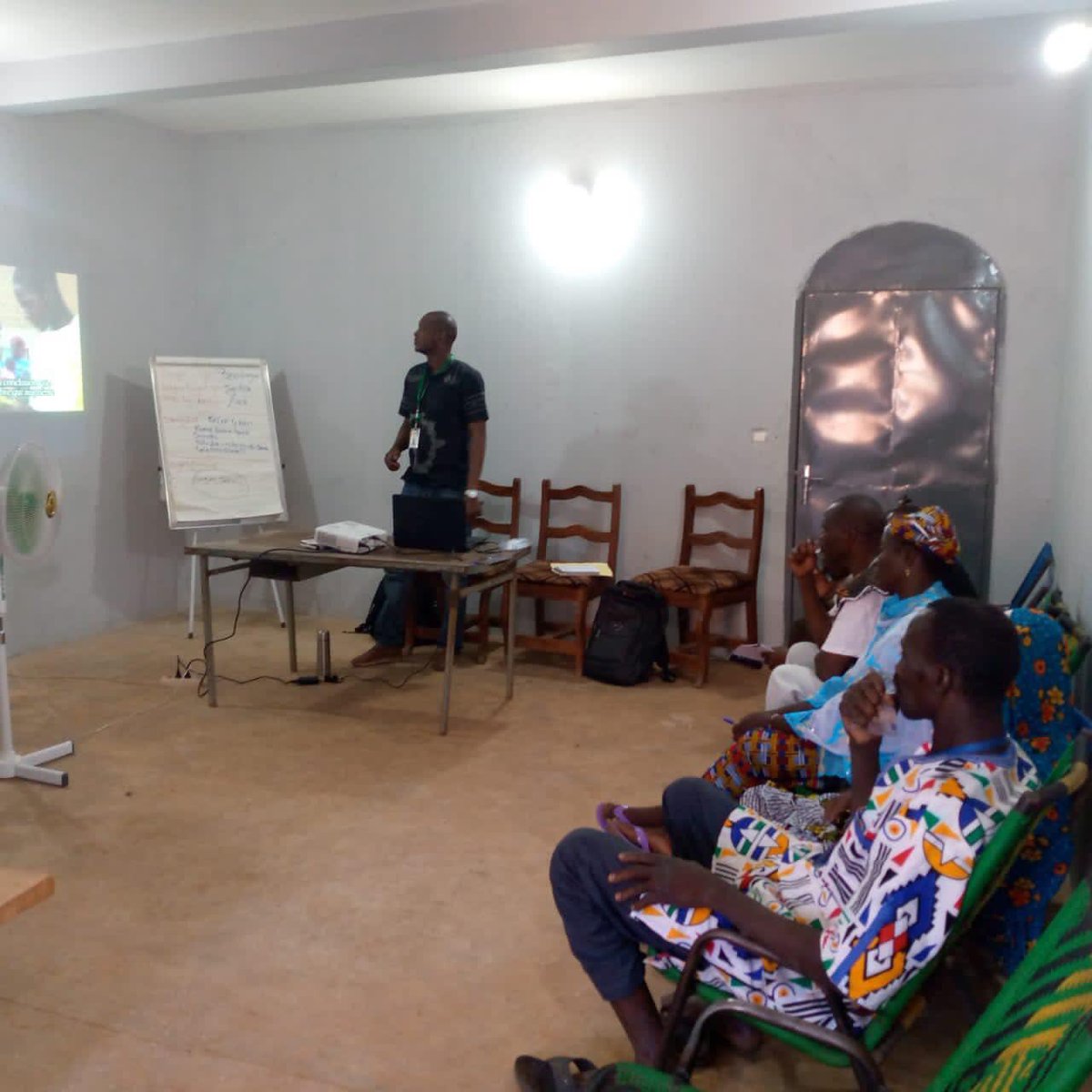 ONG_Amedd's tweet photo. Série de sessions de formation à l’intention des producteurs maraîchers et l'équipe du projet Accès à l'énergie durable pour tous et pour toutes (#AEDTT) dans plusieurs communes d’intervention dont Moro Moro. Les formations sont exécutées par #ONG_AMEDD et finances par #GERES. https://t.co/fg6BN7Y6Nl