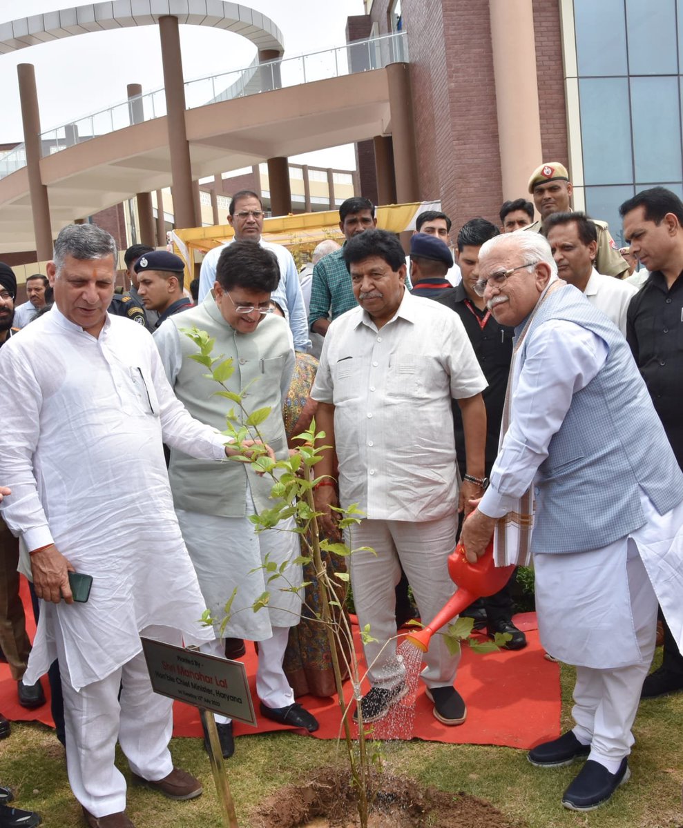 cmohry's tweet photo. मुख्यमंत्री श्री @mlkhattar ने आज पंचकूला में केंद्रीय मंत्री श्री @PiyushGoyal के साथ राष्ट्रीय फैशन प्रौद्योगिकी संस्थान (NIFT) के उद्घाटन समारोह के अवसर पर पौधारोपण कर प्रकृति के प्रति अपने कर्तव्य का निर्वहन किया। https://t.co/XKrde0nhfr