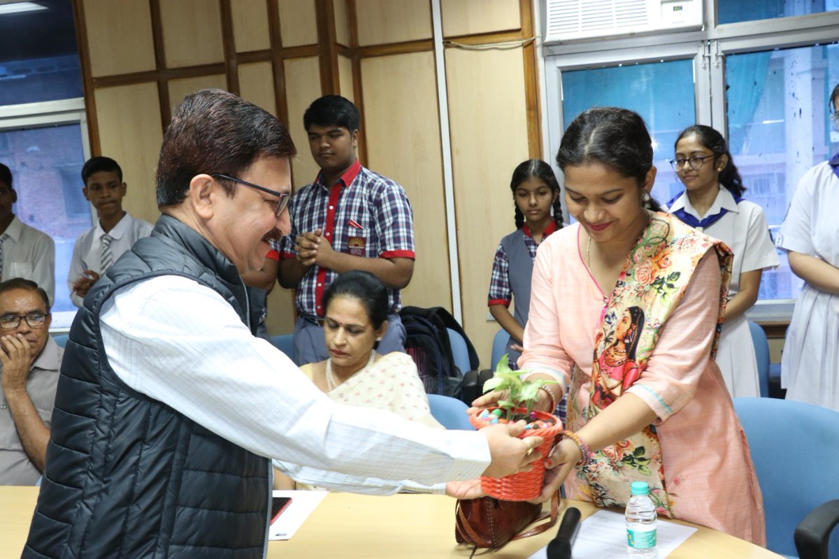 IncomeTaxUPWest's tweet photo. PrCCIT Sh @jhashishir2 distributed board games to school children in Kanpur.
These games included:
a) Snakes Ladders &amp; Taxes
b) Building India
c) India Gate-3D Puzzle
They seek to make citizens aware about the important role of income tax in nation building #AzadiKaAmritMahotsav https://t.co/epUCW36yS4