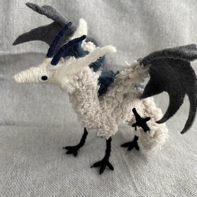 ドラゴンのふわふわオブジェをつくってみました こんばんは🐉 