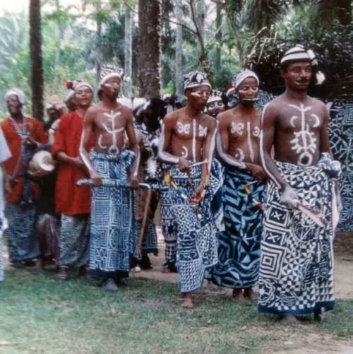 IkengaSquare's tweet photo. The 'Ukara Ekpe' an Igbo textile, designed with Nsibidi  ideographic characters and was used strictly by members of the Ekpe society. They were designed by Ohafia, Abiriba and Arochukwu men, woven by Abakeleke men and secretly dyed by post menopausal women.
Photo:Svelte magazine https://t.co/hF8yFXYazR