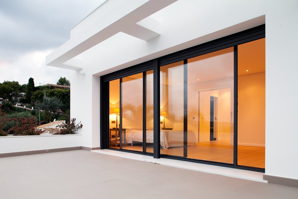 arkay_windows's tweet photo. #Aluminium doors and #windows have come a long way since the 1980s. Today, chic black or subtle charcoal aluminium frames are the architect’s choice when it comes to #modern new-build developments, where their sleek, slim lines help create stylish exterior facades. https://t.co/InuUmohh1L