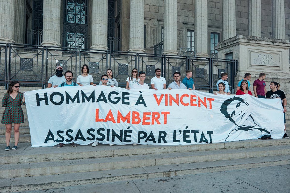 Aliette_Espieux's tweet photo. 🔥 Hier soir, une vingtaine de membres de la Génération Pro Vie rendait hommage à Vincent Lambert !
Pour Vincent, ni oubli, ni pardon.
#euthanasia https://t.co/v8FTMm2n33
