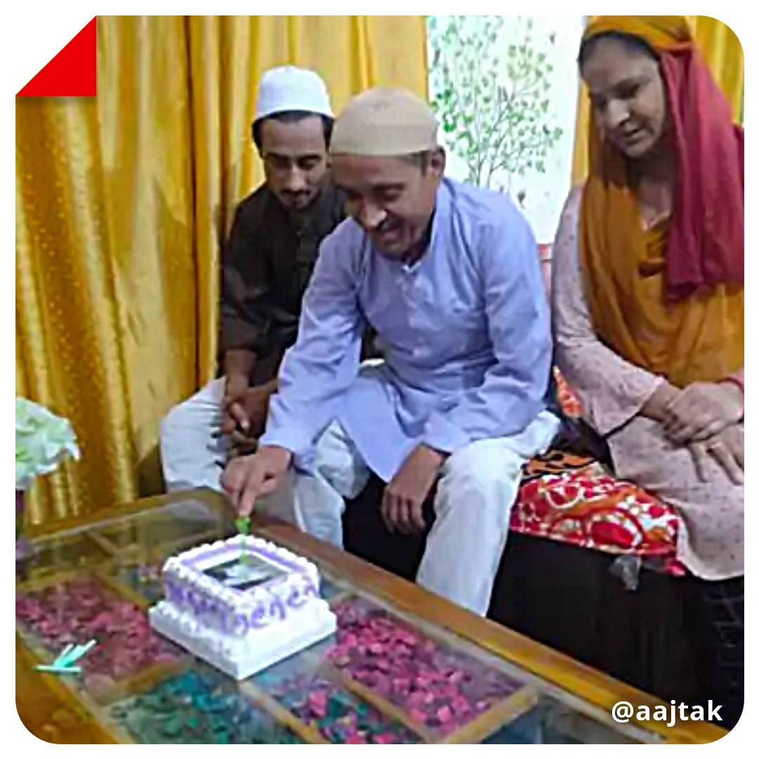 aajtak's tweet photo. यूपी के सीतपुर में बकरीद के दिन एक परिवार ने इस खास त्योहार पर बेहद अनोखे अंदाज से कुर्बानी कर मिसाल पेश की. 

यहां पढ़ें:https://t.co/iEcT5vWxmz

#BakridEid #CuttingaSymbolicCake #Sitapur #Humanity #UttarPradesh #ATPhotoblog https://t.co/VVe2IW36Dv