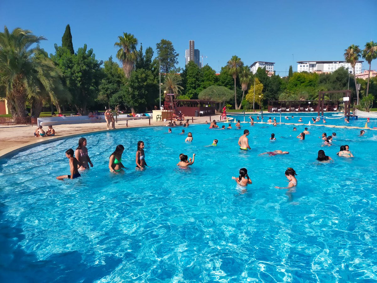 mancocarraixet's tweet photo. JOVENTUT | TROBADA JOVES CAMPAMENTS URBANS

Per segon any, la joventut dels pobles de la Manco ha gaudit d'un divertit matí en la piscina de Benicalap.

La #MancomunitatdelCarraixet organitza i subvenciona aquesta activitat en la qual han participat 1⃣4⃣0⃣ joves dels municipis. https://t.co/hv8LAvR7Sq
