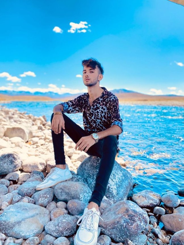 ShaheeriansO1's tweet photo. View + handsome
#shaheerkhan #shaheerians #shaheeekhanvlog #EidMubarak #handsome #view #bestvlogger https://t.co/hADxpCEbdl