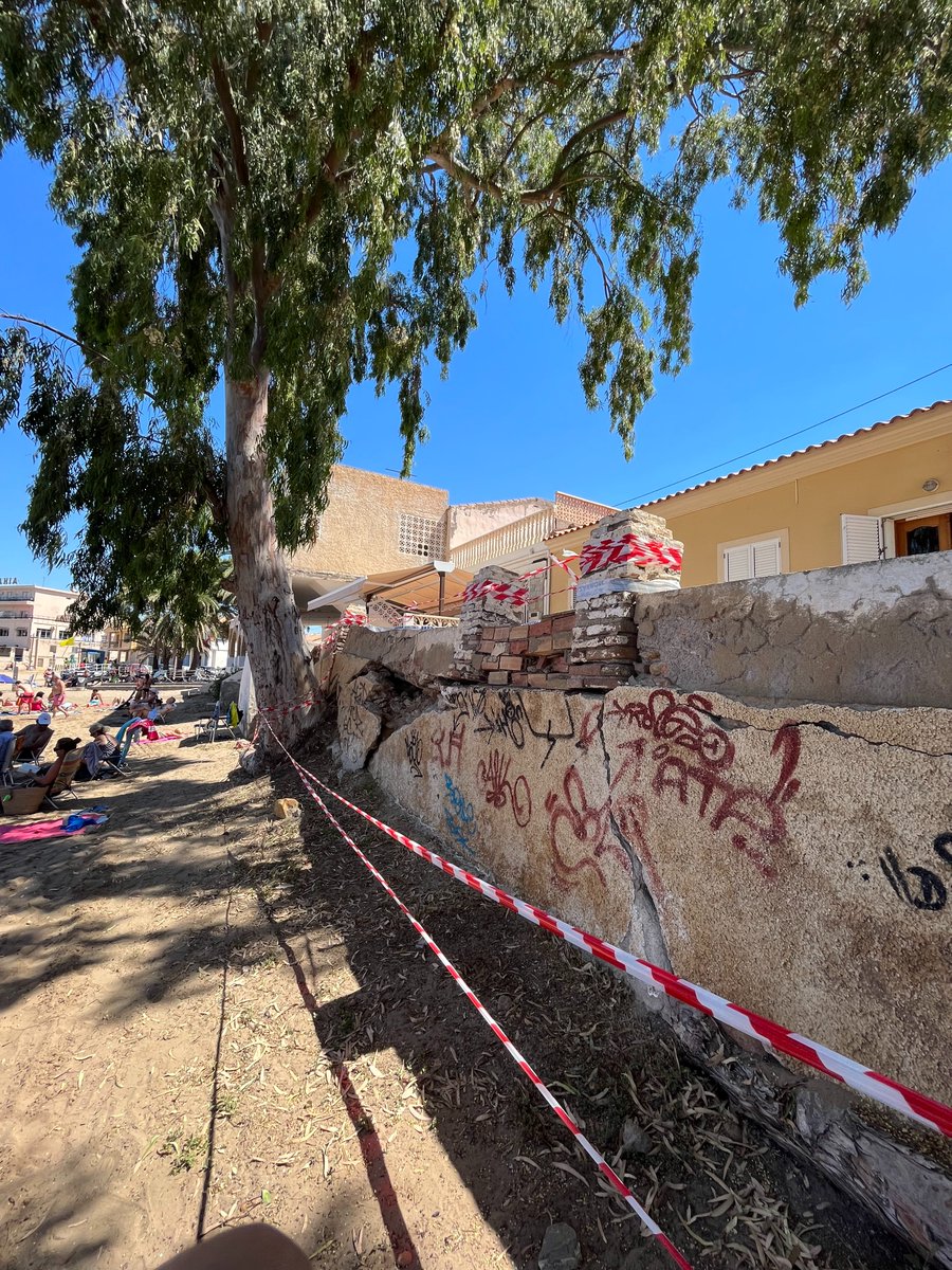 jnicolaspruneda's tweet photo. ⚠️⚠️@MazarronPolicia como usuario de la playa de la Reya de #mazarron quiero avisar del peligro de derrumbe del muro que aparece en las fotos. Es urgente ⚠️@aytomazarron #peligro #playas https://t.co/MZEoMlTygA