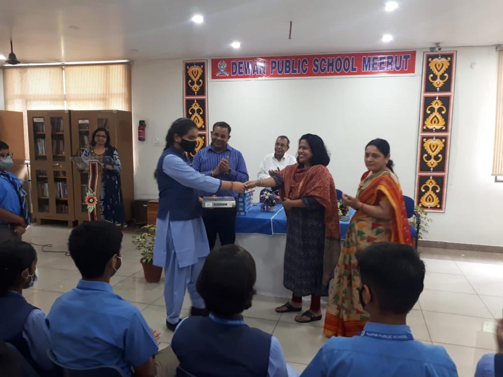 IncomeTaxUPWest's tweet photo. PrCIT Meerut, Ms. Mona Mohanty distributed board games to school children in Meerut in order to help them become honest tax paying citizens of our country. https://t.co/SR3u46wSbs