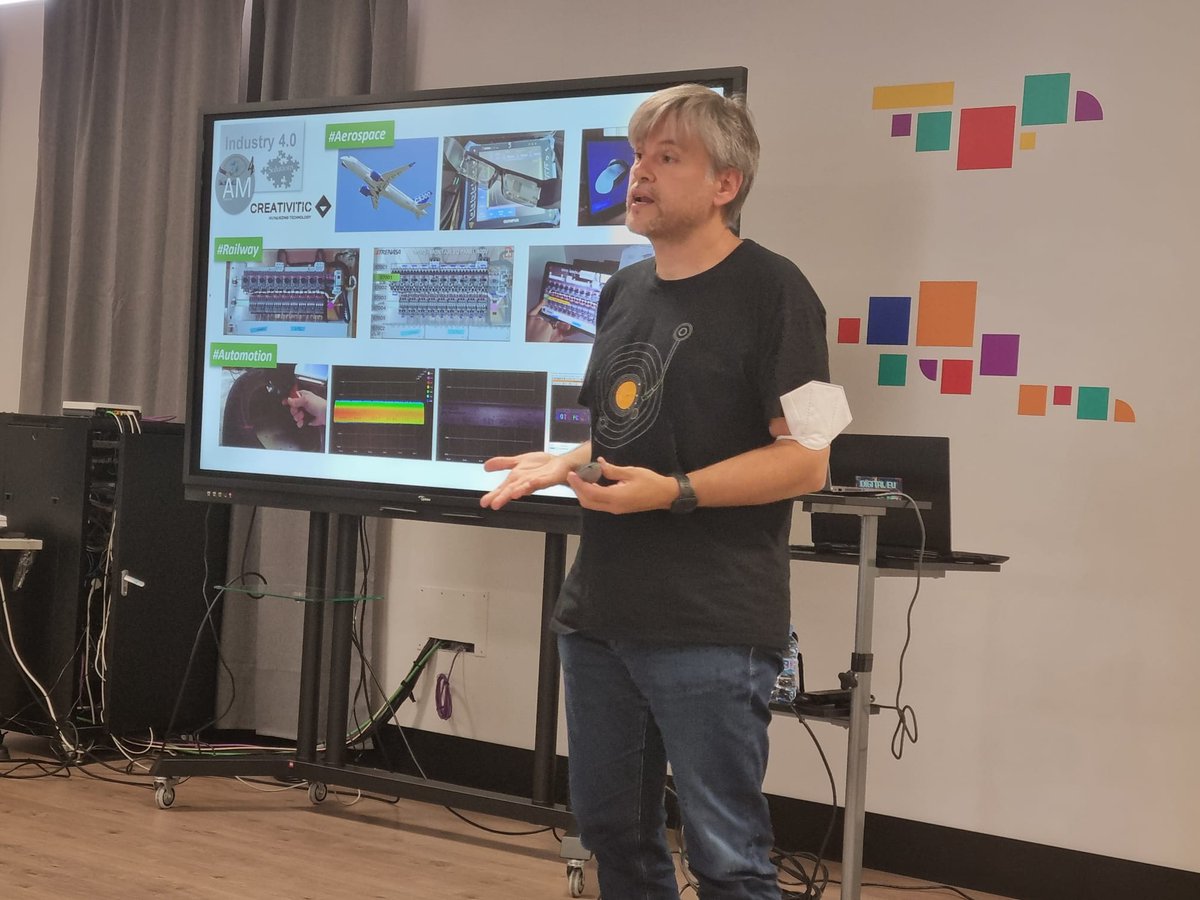 CELlogistica's tweet photo. #InteligenciaVisualQueTransforma | @jrlopezbenito , CEO en @CreativiTIC , nos explica las ventajas #MetaClassStudio, una herramienta que utiliza realidad virtual para realizar un picking más visual en nuestra jornada ‘Gestión Excelente en Logística y Transporte'. https://t.co/iZZkr615o1