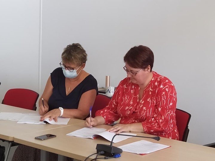 DianeRouland's tweet photo. Signature ce matin du 1er Contrat Local de Santé de la #ccmontdesavaloirs avec Valérie Jouet #ars53 https://t.co/yHqvViHwqT