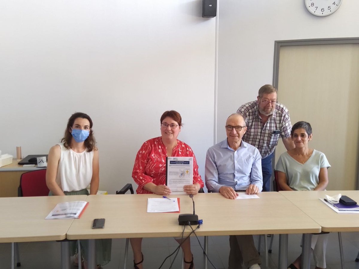 DianeRouland's tweet photo. Signature ce matin du 1er Contrat Local de Santé de la #ccmontdesavaloirs avec Valérie Jouet #ars53 https://t.co/yHqvViHwqT