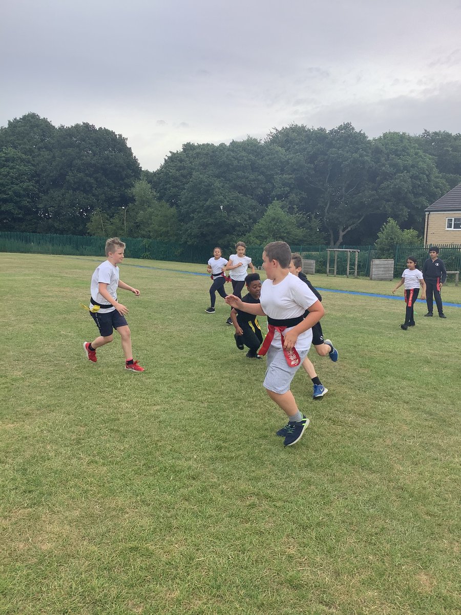 ReinwoodJuniors's tweet photo. 4L have had an excellent PE lesson playing tag rugby with @PennineSSP #RJS4L https://t.co/mItBlQGHPx