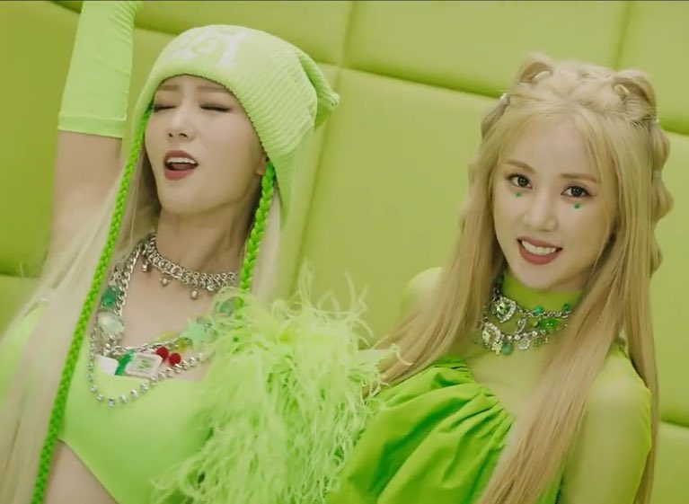 chobomfolder's tweet photo. the aesthetics of #Copycat music video really is so pleasinh to the eyes. their vocals really suits each other and the rap?! 

wow. please let’s hype this up because they deserve this! 💗🔥

#Apink #ChoBom https://t.co/OYNAb7y3d6