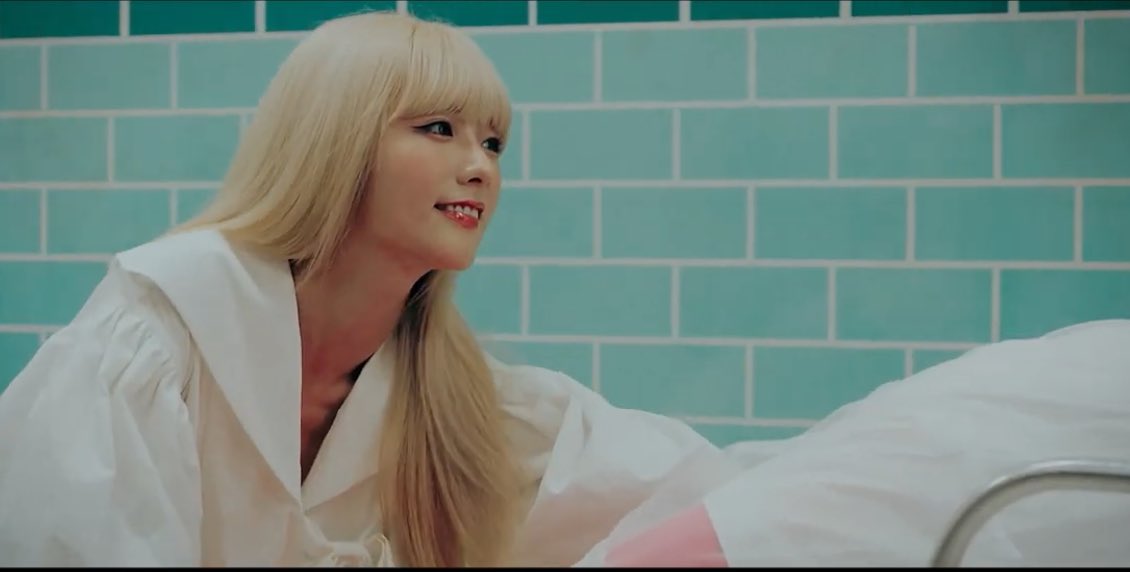 chobomfolder's tweet photo. the aesthetics of #Copycat music video really is so pleasinh to the eyes. their vocals really suits each other and the rap?! 

wow. please let’s hype this up because they deserve this! 💗🔥

#Apink #ChoBom https://t.co/OYNAb7y3d6