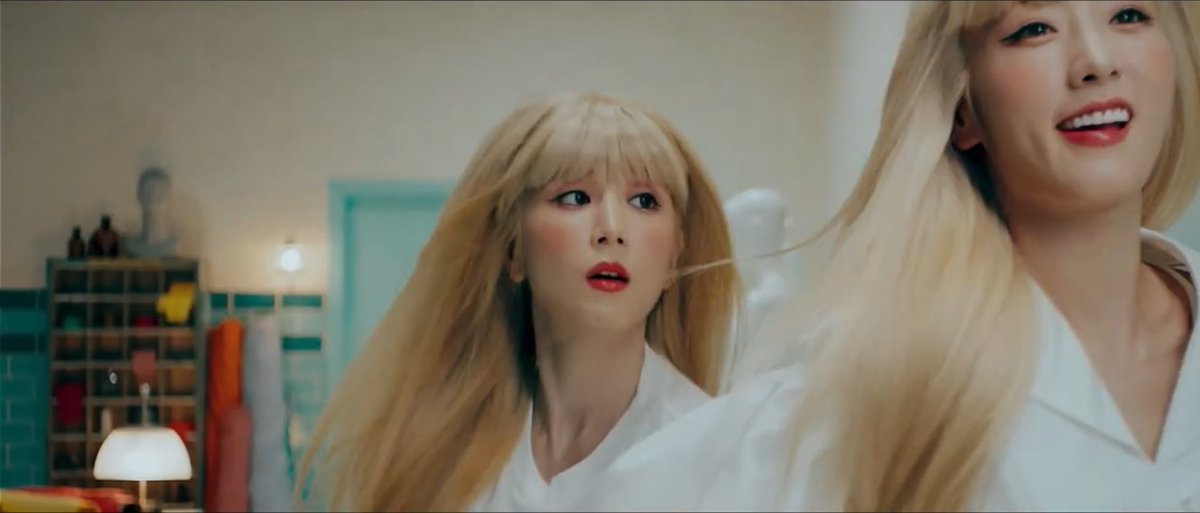 chobomfolder's tweet photo. the aesthetics of #Copycat music video really is so pleasinh to the eyes. their vocals really suits each other and the rap?! 

wow. please let’s hype this up because they deserve this! 💗🔥

#Apink #ChoBom https://t.co/OYNAb7y3d6