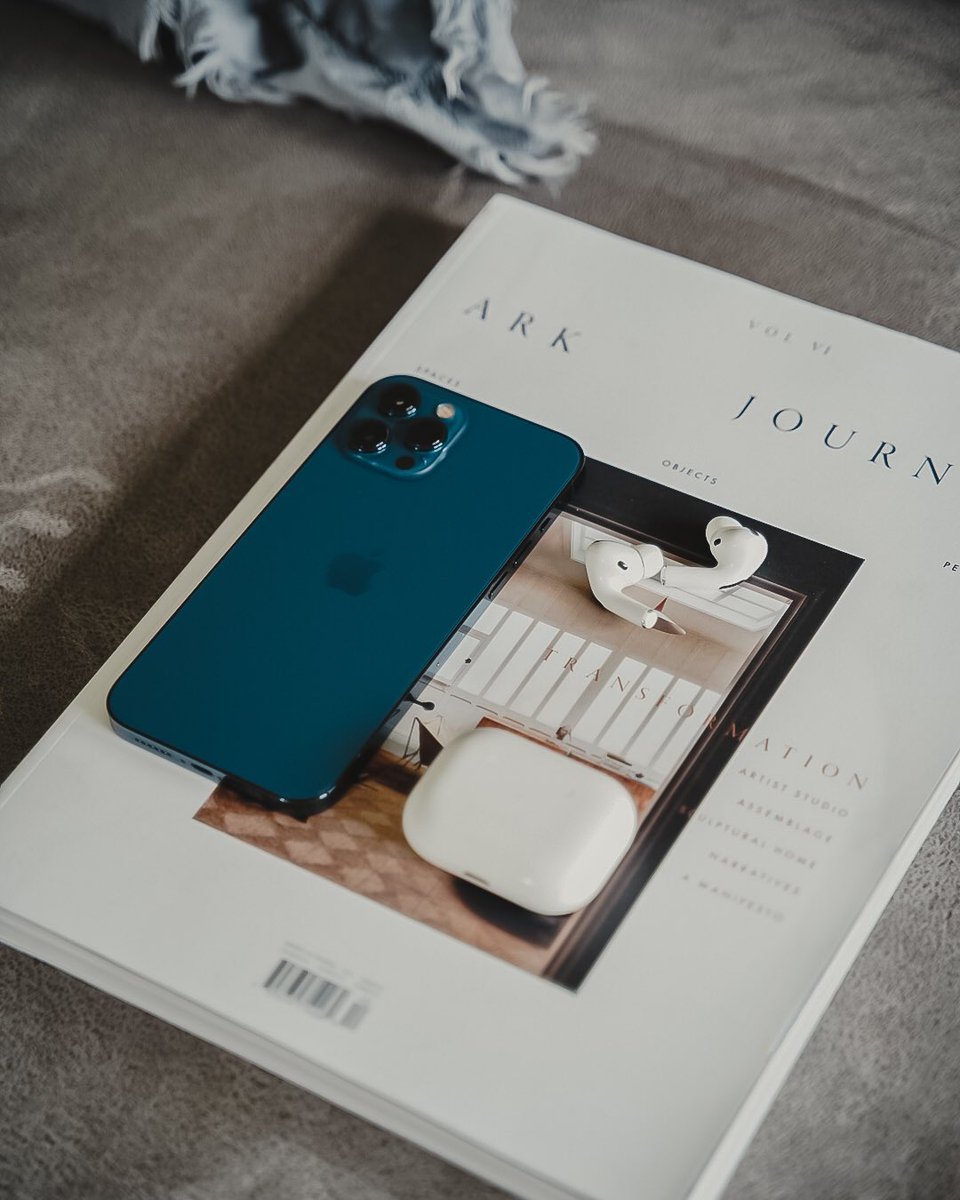 RaidaB15's tweet photo. Pic of the day 📸 #AirPodsPro #iPhone12ProMax #flatlay https://t.co/IohHAM5XxE
