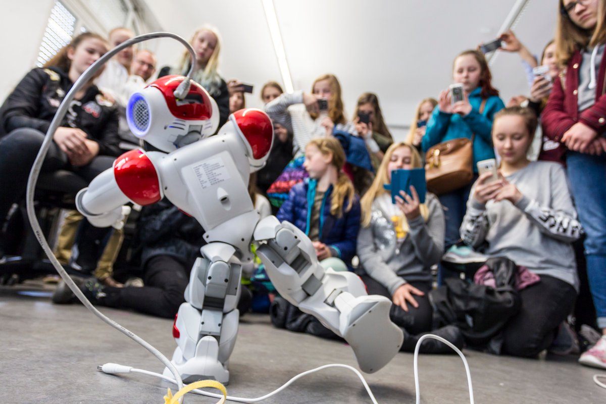 ITAS_KIT's tweet photo. ⏰Unbedingt vormerken: Bei @KITKarlsruhe im Rathaus (Montag, 18.7., ab 18.30) präsentiert das Zentrum Mensch und Technik @KIT_MuT seine Arbeit. 
Euch erwartet ein Science Slam mit @davidlohner, Michael Mäs (ITZ), @SilkeZM und Christine Rösch (ITAS), moderiert von @schroep.
1/3 https://t.co/nab9UiBuLj