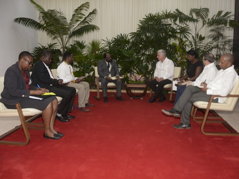 DiazCanelB's tweet photo. Recibí al enviado especial del Pdte de Zimbabwe y secretario de RRII de @ZANUPF_Official, Simbarashe S. Mumbengegwi. Resaltamos históricas y fraternales relaciones entre nuestros países y la voluntad de continuar fortaleciendo los vínculos políticos, de solidaridad y cooperación. https://t.co/ujVuqRKZ3w