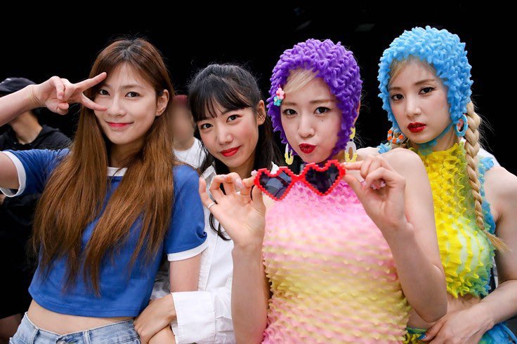 chobomfolder's tweet photo. maknae line supporting their unnies is the softest thing in the world right now. 

#Apink #ChoBom #Copycat https://t.co/iF79LnWd1e